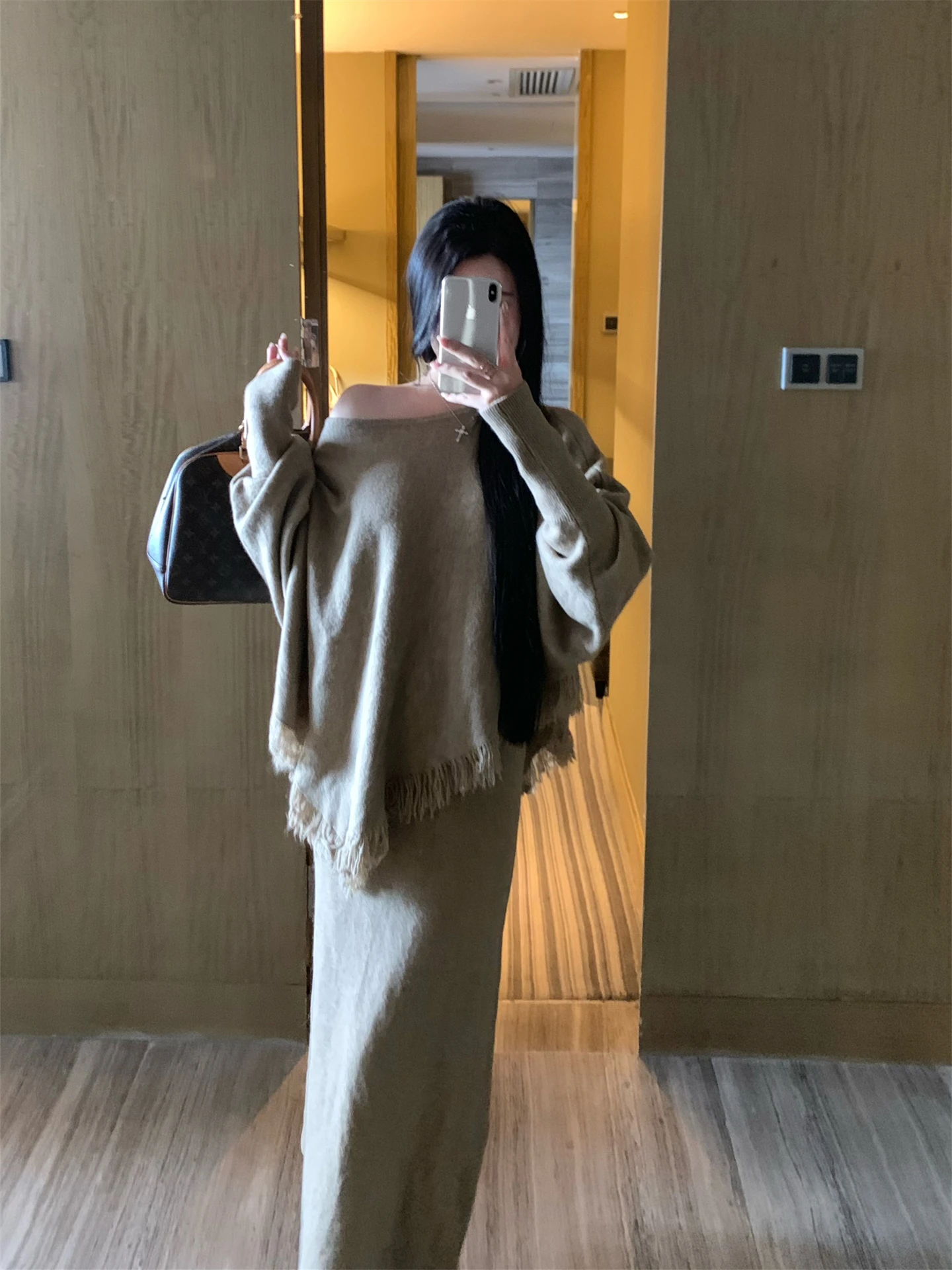 

Осенняя коллекция 2025: Новый модный эластичный вязаный комплект из свитера и брюк из высококачественной смесовой ткани (полиэстер, акрил, нейлон) с длинными рукавами, средней длины