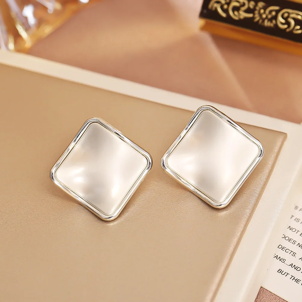 

Fashionable and exquisite niche design geometric square earrings twisted earrings high-end personalized earrings for women