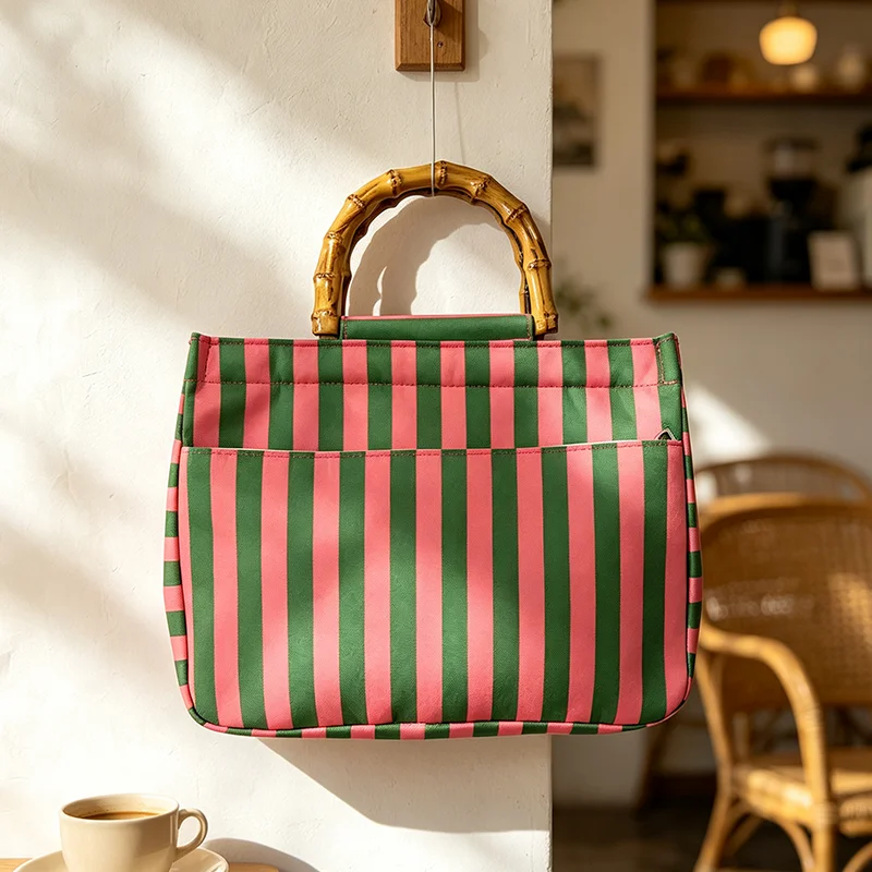 Einfache Damen-Tragetasche mit vertikalen Streifen in Pink und Grün, frische Handtasche mit gestreifter Textur in Farbblock-Optik – Detail 5
