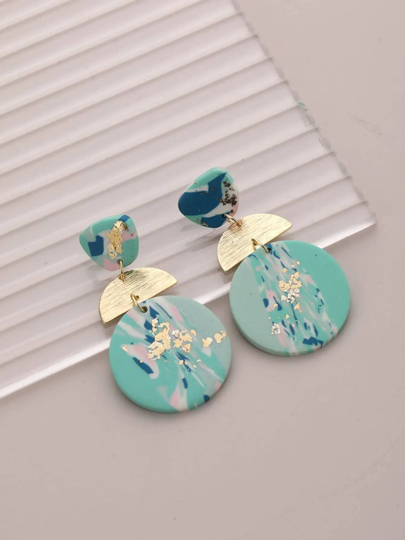 

1 Pair Milky White Tie Dye Gold Foil Soft Ceramic Earrings, Three-Layer Geometric Luxury Earrings, Niche Design Elegant French Style Earrings Suitable For Daily Commute, Workplace, Gathering With Friends, Birthday Date, Evening Party, Retro Outfit, Travel