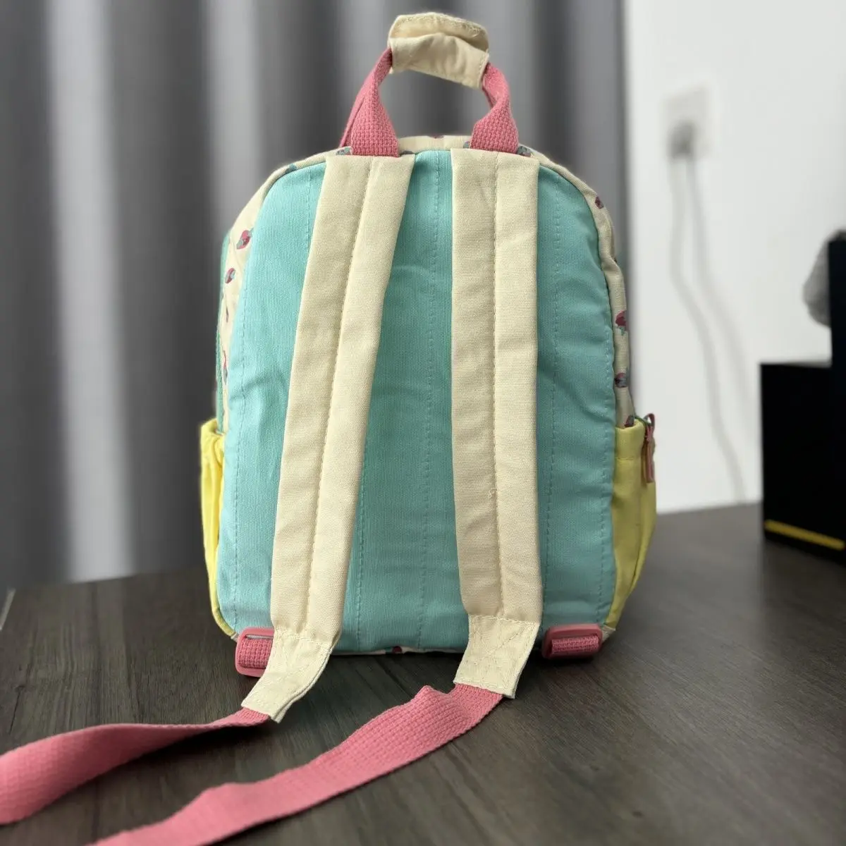 2026 new fashionable strawberry printed canvas backpack paired with cute student backpacks