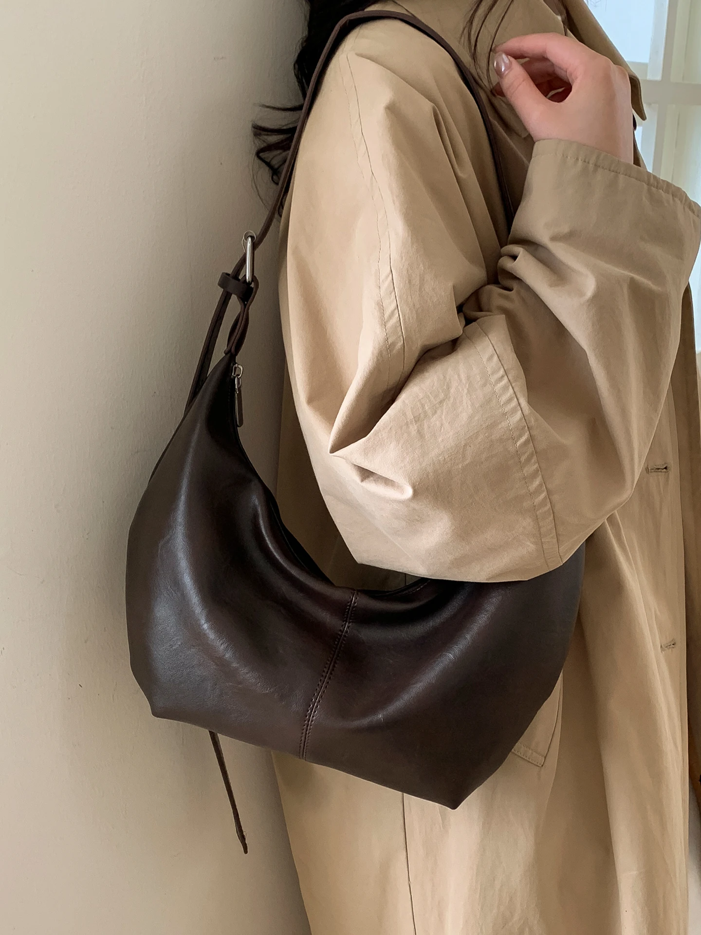 

Женская сумка через плечо в стиле ретро с клецками, большая вместительная сумка, пригородная сумка, новинка 2025, зимняя модная полиэстеровая многопозиционная сумка...