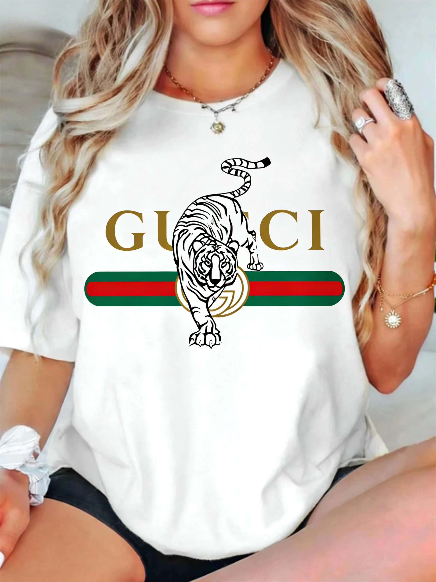 

2026 Новая женская футболка с короткими рукавами и буквенным принтом, модная темпераментная повседневная универсальная одежда с короткими рукавами, тяжелая одежда