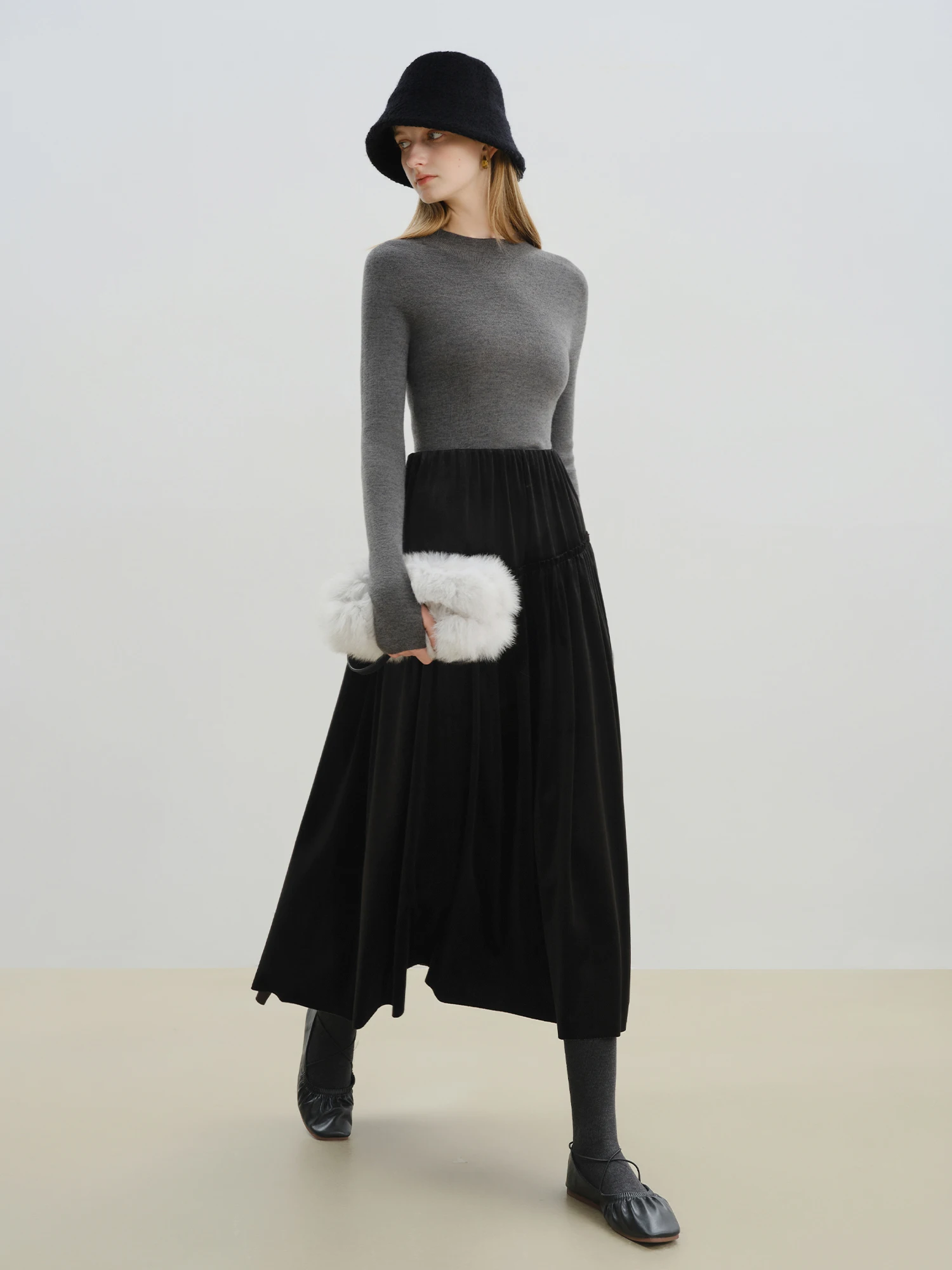 ZIQIAO تنورة نسائية مخملية صغيرة صديقة للبيئة مع لؤلؤ لامع أنيق بأغلاق شتاء 2025 وصل حديثًا تنانير سوداء عالية الخصر