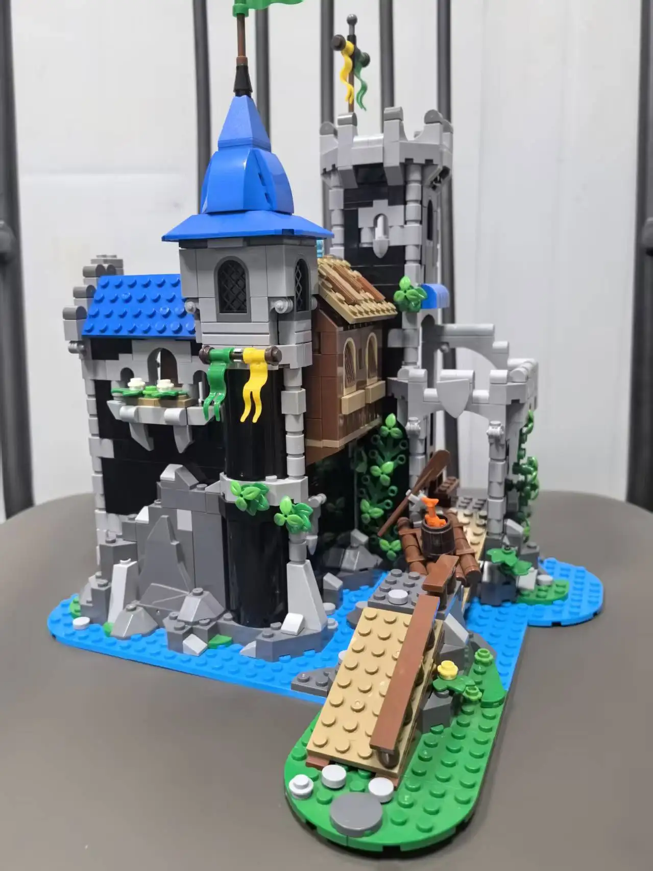 MOC-148389 Mittelalterliche Festungsburg am See, Baustein-Modellbausatz, Spielzeug, Festivalgeschenk, 933 Teile