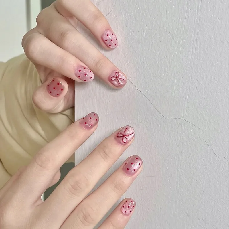 10 pezzi di unghie corte fatte a mano color fragola, effetto occhio di gatto, con pois e fiocchi, punte per unghie per donne e ragazze