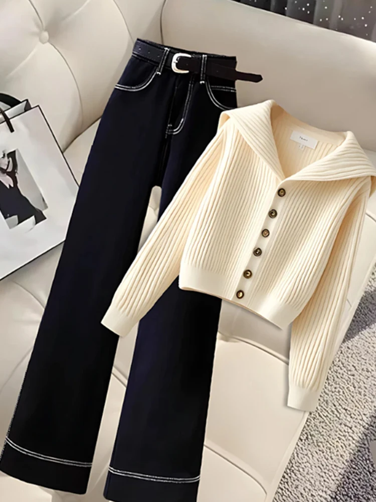 

Осенний корейский вязаный свитер и джинсы. Женский модный комплект с эффектом похудения. Высококачественный комплект из двух предметов.