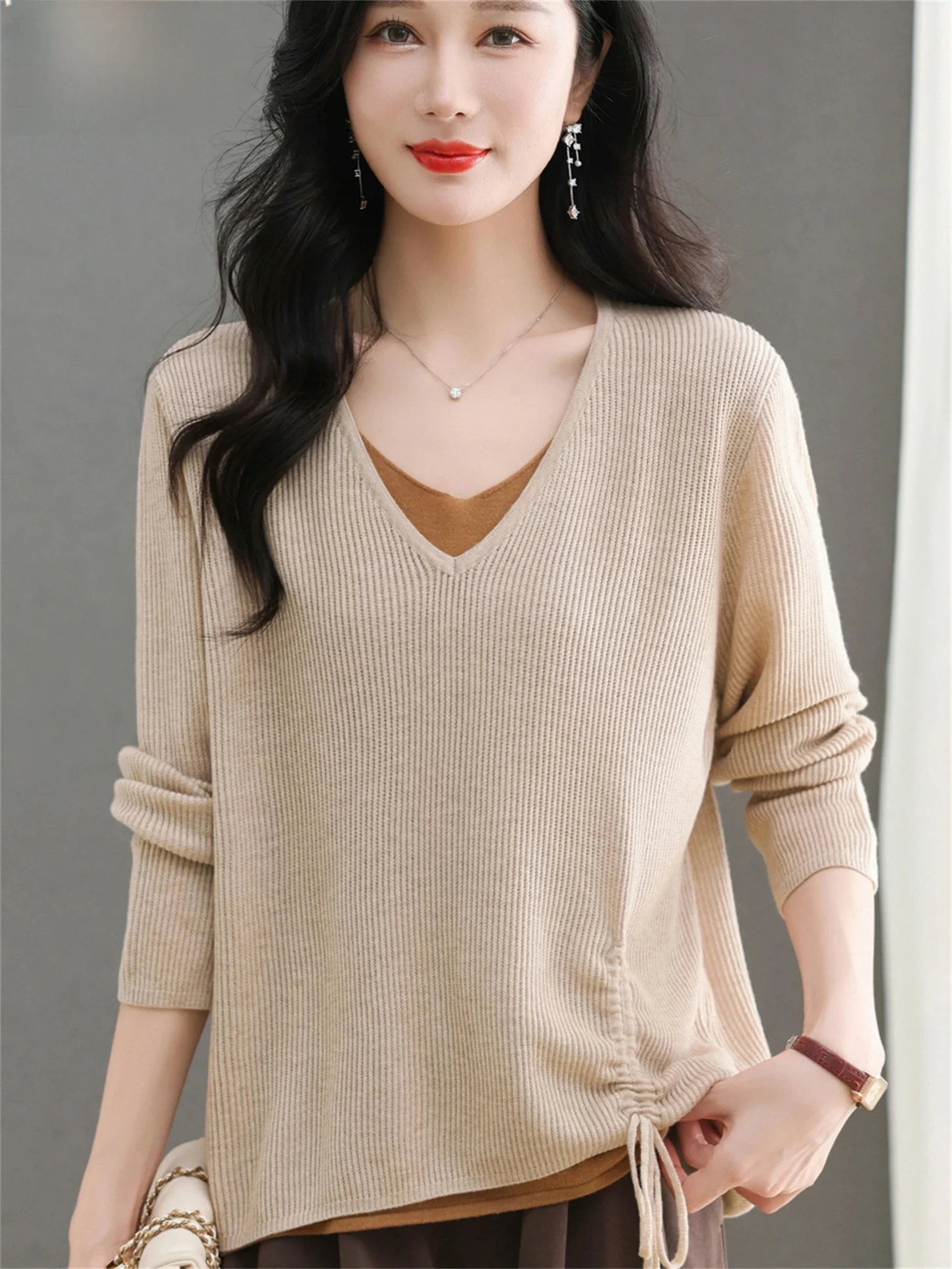 

Модная трикотажная футболка с V-образным вырезом, свободного кроя, имитация двухслойности, для молодых мам, весна-осень, новинка, для женщин среднего и старшего возраста