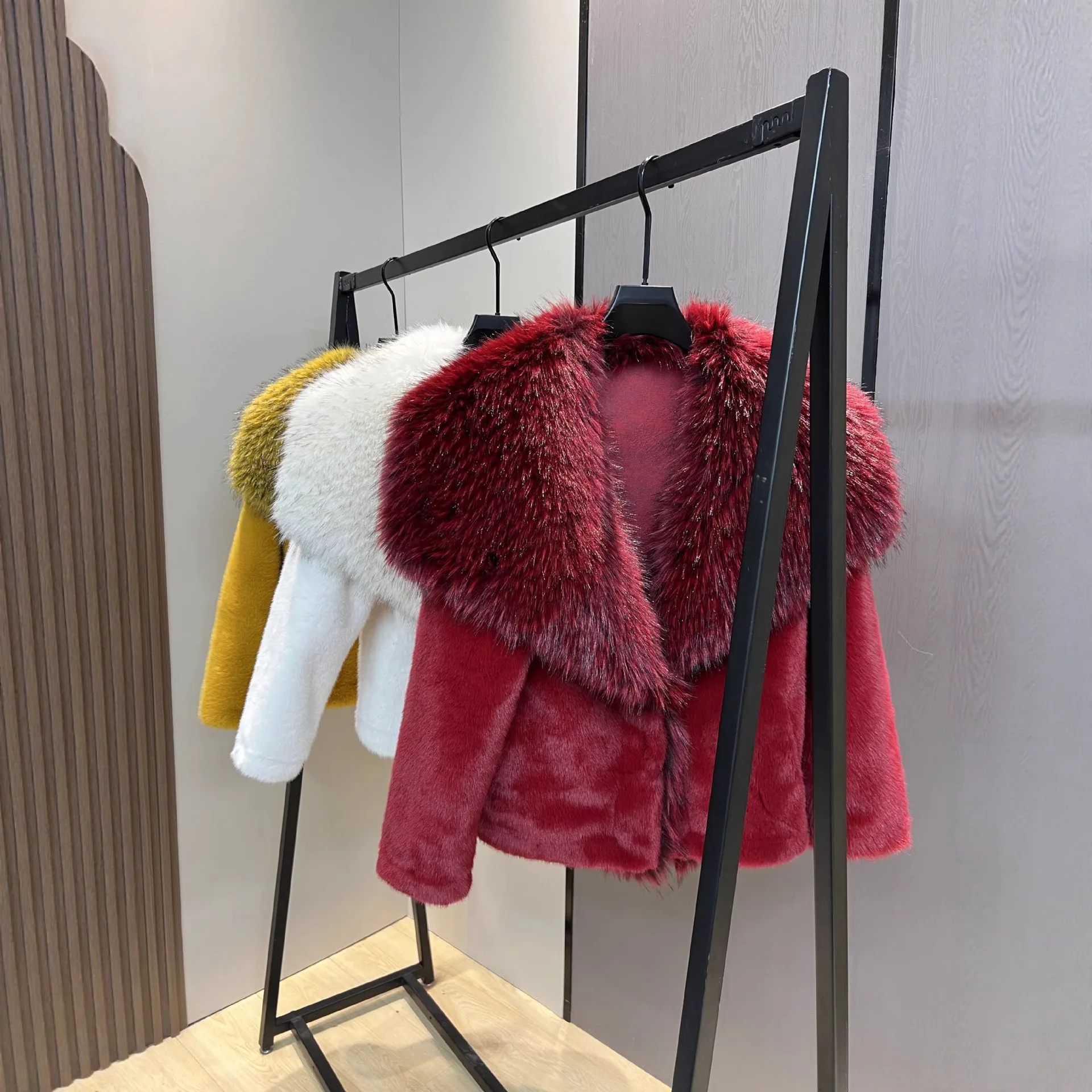 2025 Winter New Faux Fox Fur Collar Short Fashion Casual Thickened Sheepskin Integrated Warm Stylish Faux Fur Coat Women