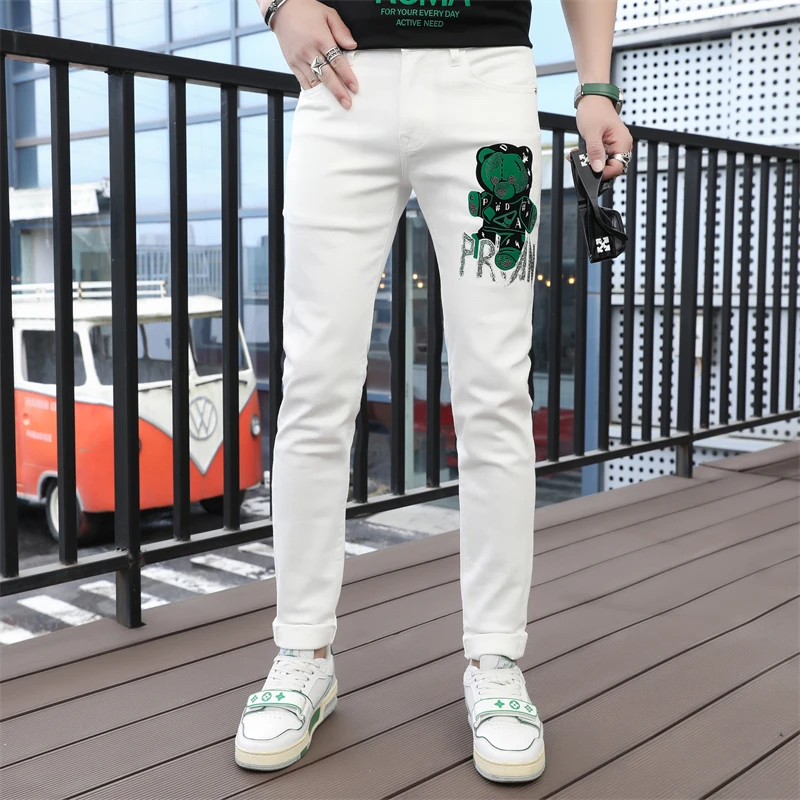 

Белые приталенные джинсы с принтом, мужские весенне-летние новые джинсы Sle Faion, корейская версия, повседневные хлопковые эластичные джинсы со стразами и медведем