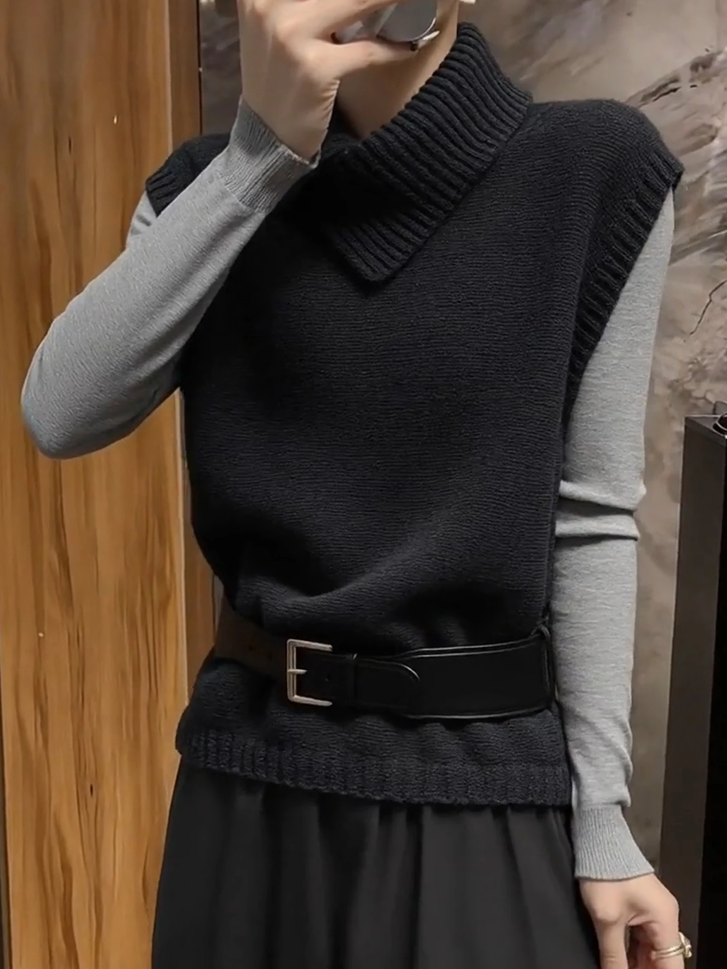 Elegant Knitted Sleeveless Vest with Collar Design Versatile And Beautiful for Autumn Season Women's Fashion Outerwear