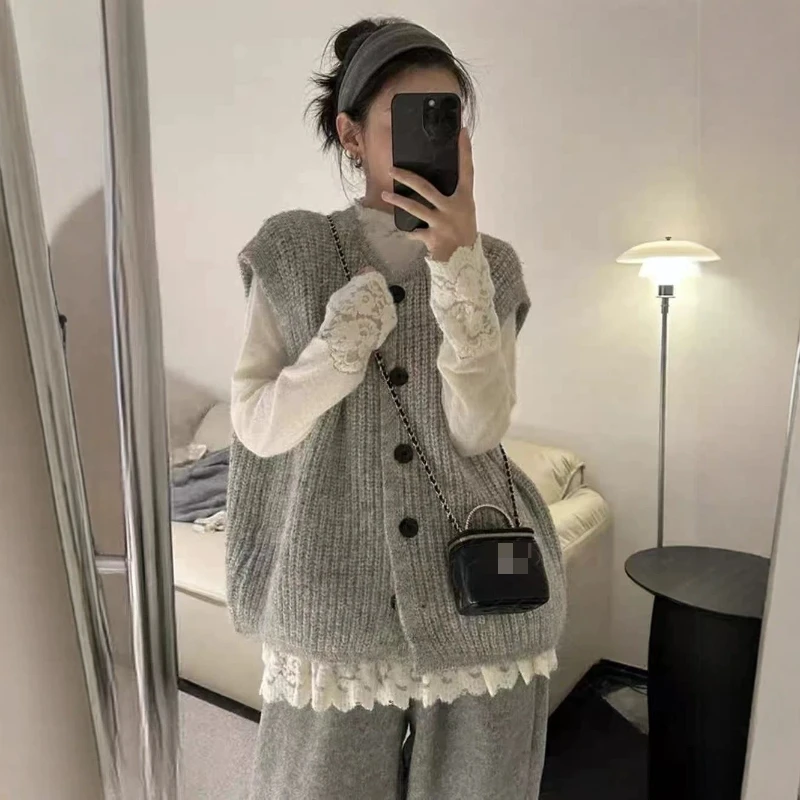 2026 Autumn/Winter New Product: Age Reducing Sleeveless Knitted College Style Vest for Women