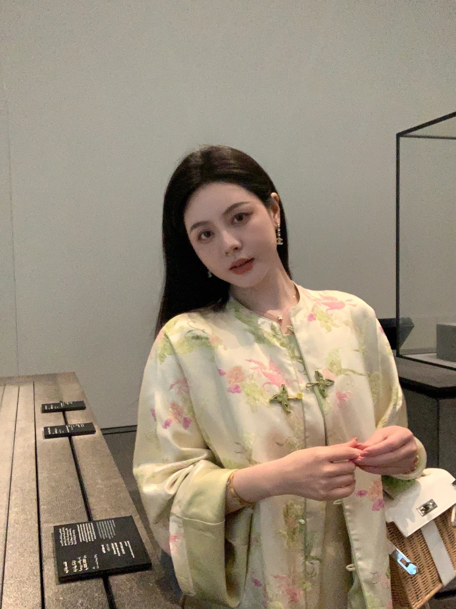 

Новая китайская шелковая атласная куртка с вышивкой и пуговицами, свободного кроя, с длинными рукавами, женская верхняя одежда, весенняя мода