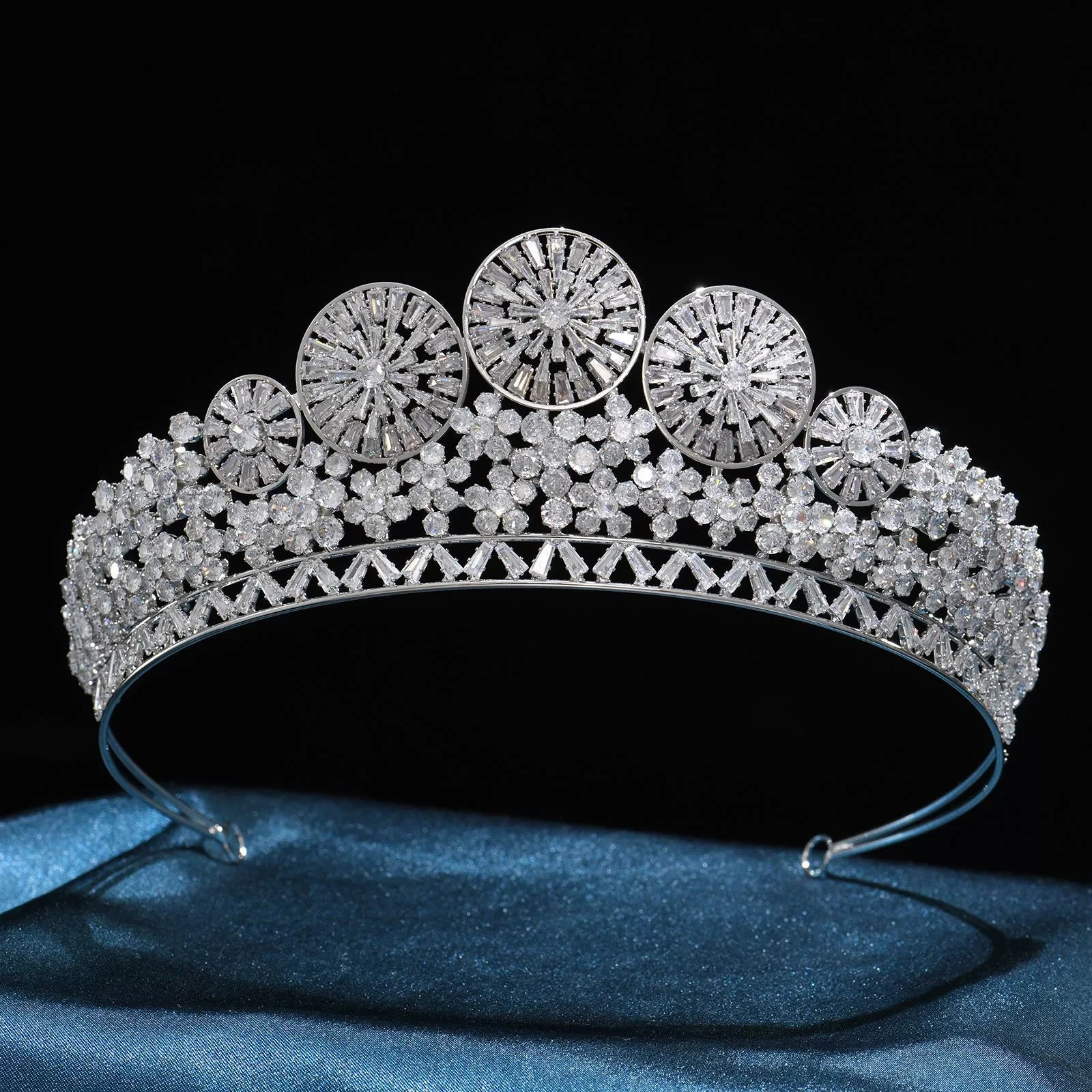 

Geometric Flower Cubic Hair Crown Bridal Hair Accessory for Photography Versatile Niche Design Wedding Headpiece