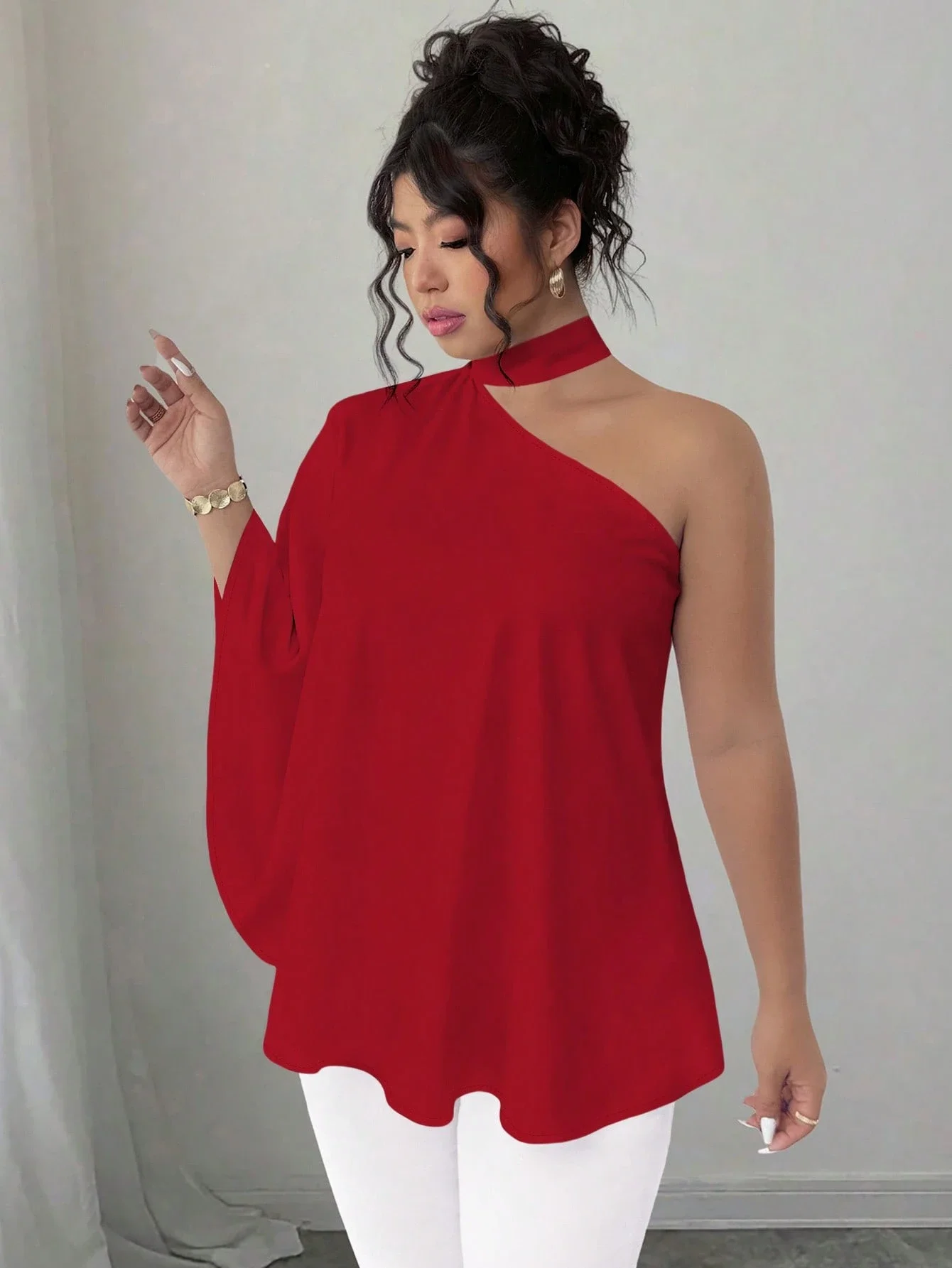 

Красная асимметричная блузка с рукавами «летучая мышь», однотонная, из гладкой ткани, стандартной длины.