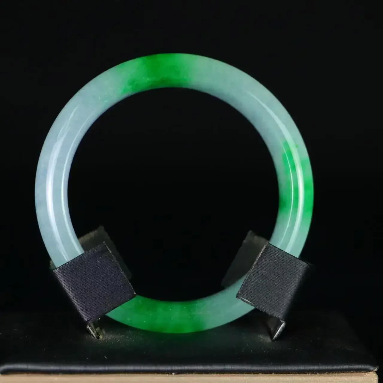 

floating green bracelet, fine waxy waxy ice type transparent glue glazed ice green water wide bar bracelet diversity delivery