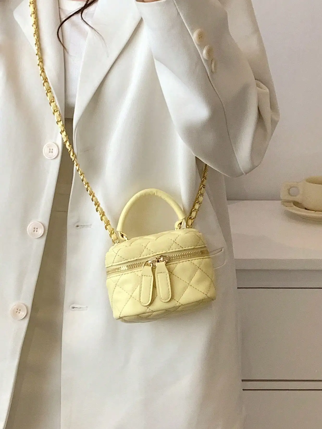 

Новая стильная легкая стеганая сумка-ведро с цепочкой