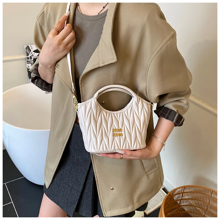 

Elegant High-End Designer Clutch Bag for Women Featuring Minimalist Vintage Letter Logo and Casual Chic Appeal