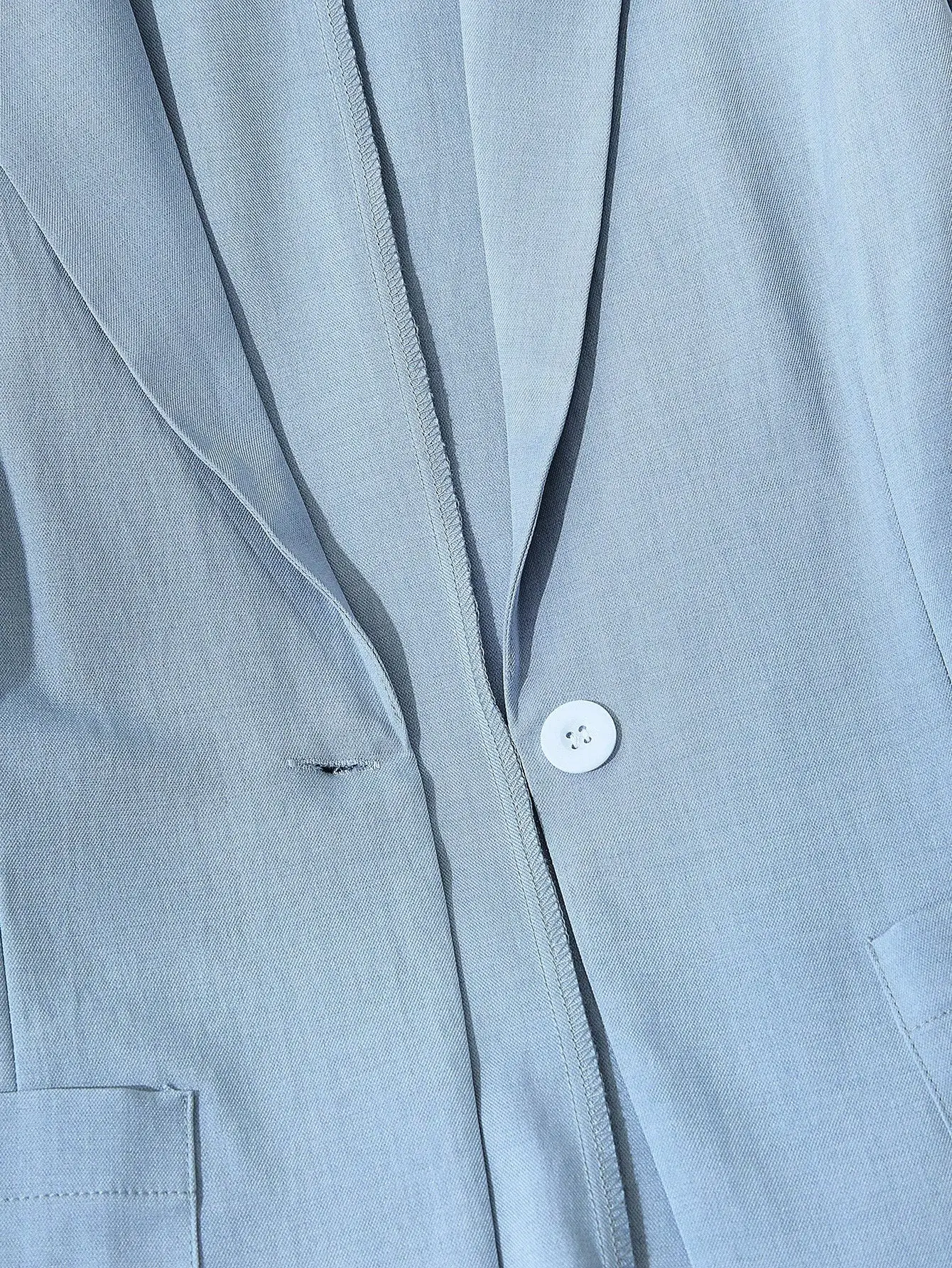 여성용 연한 파란색 노치드 칼라 블레이저와 벨트가 있는 반바지 투피스 정장 세트