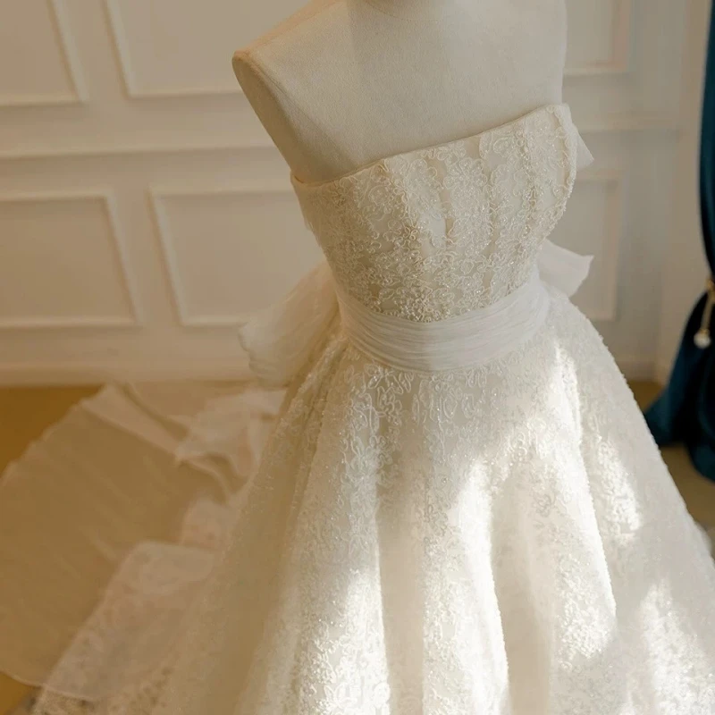 تخصيص الساتان الأبيض الكرة بثوب فساتين الزفاف الملكي الدانتيل ذيل طويل القوس الكبير صنع رداء دي