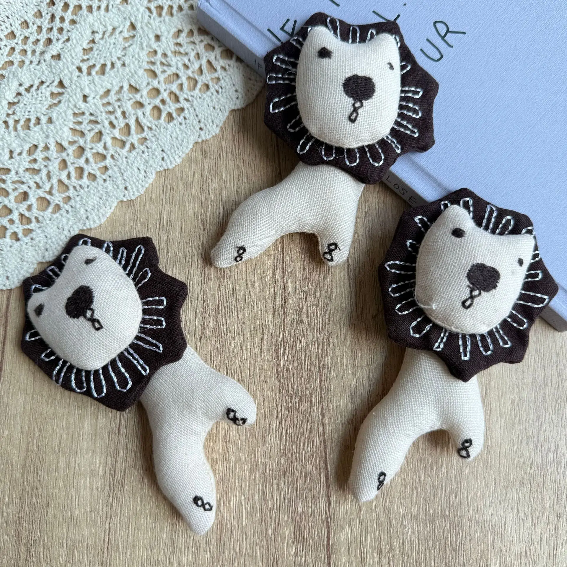 Cotton Linen Fabric Cartoon Lion Simple Embroidery Brooch Pin Forest Cute for Hair DIY Clothing Embellishment Premium