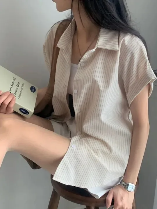 كارديجان مخطط بأسلوب ريترو، فضفاض بأكمام قصيرة وياقة بولو، زر واحد، تصميم نحيف، أسلوب كوري عصري للعمل