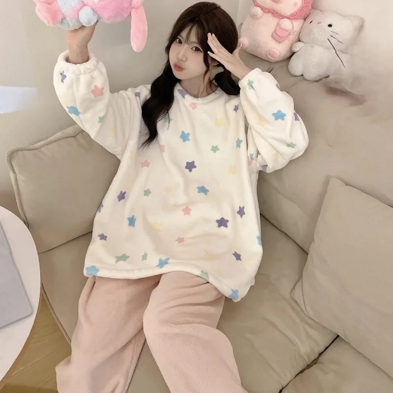 

Комплекты пижам для женщин: шелковая домашняя одежда в западном стиле с рукавами-крылышками, вырезом-лодочкой и шортами-бермудами. Весенние, шелковистые, гладкие, немнущиеся.