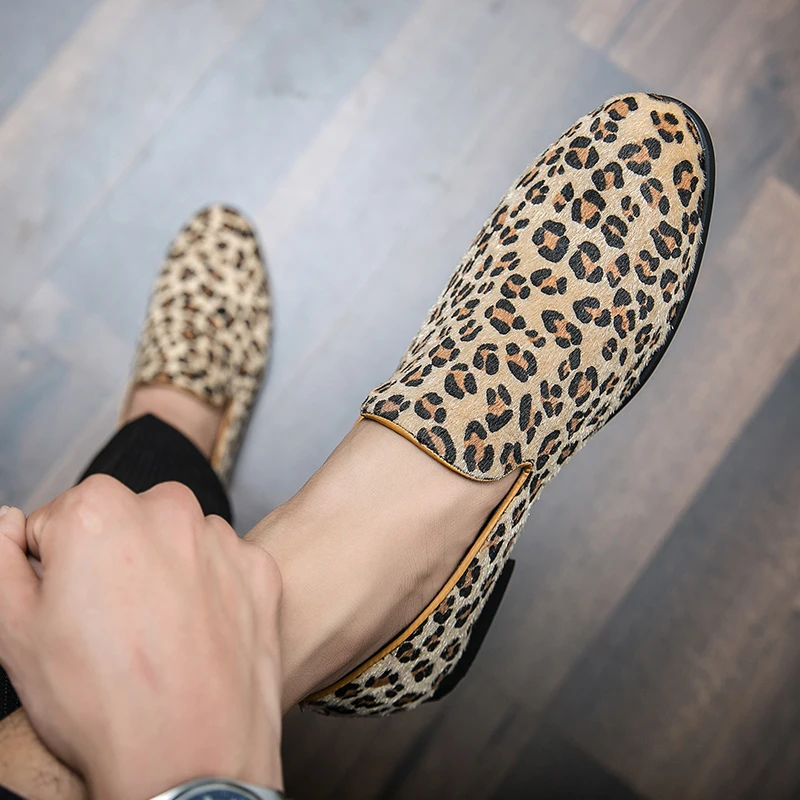 

Fashion Driving Shoes Slip-on Lazy Loafers Leopard print Suede Causal Moccasin Comfortable Mules Men Pointed Retro Social Shoes