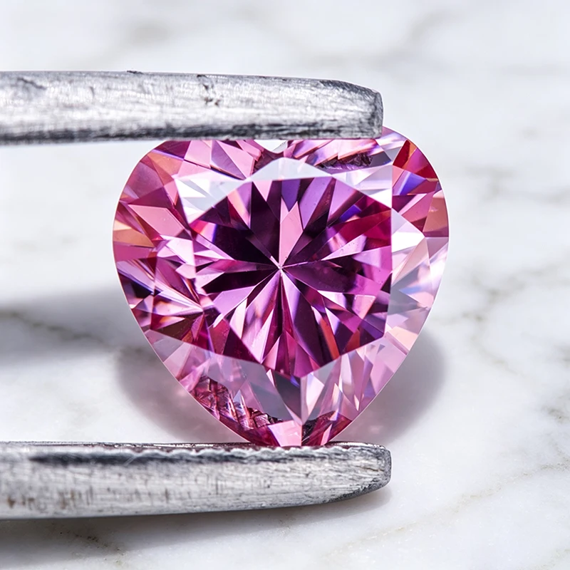 Moissanit-Stein im Herzschliff, rosa Farbe, im Labor gezüchteter Edelstein für die Herstellung von Ringen, Halsketten und Ohrringen, besteht den Diamanttester mit Zertifikat. – Detail 5