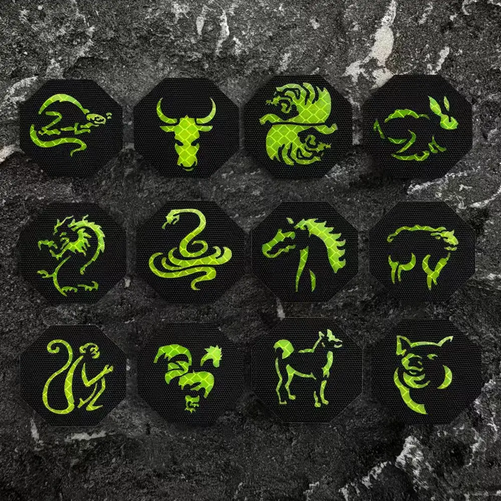 

Светоотражающий, светящийся в темноте, лазерно-гравированный, персонализированный, креативный нагрудный значок в форме бриллианта с эффектом свечения в темноте, с креплением на липучке с обратной стороны, подходит для сумок, рюкзаков, жилетов и одежды.