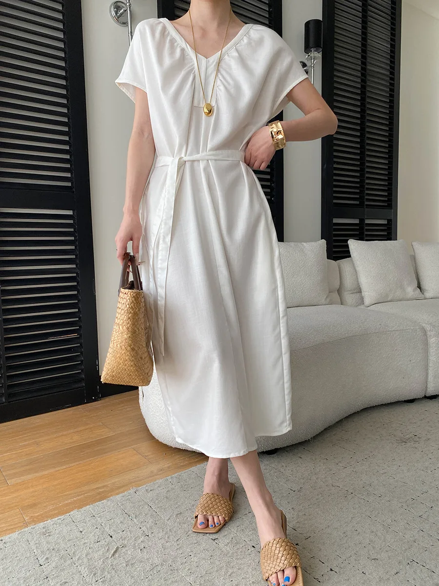 Sommerliches Damenkleid in unifarbenem Design mit V-Ausschnitt und Schnürung an der Taille für eine schlanke Silhouette. – Detail 8