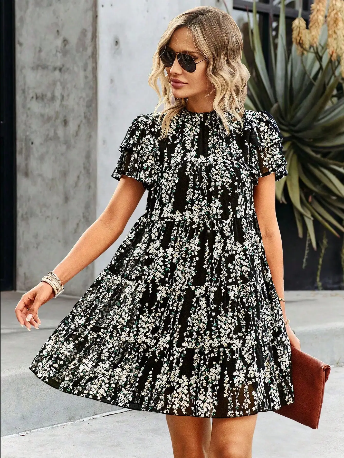 

Женское мини-платье А-силуэта с короткими рукавами, цветочным принтом и многоярусной юбкой