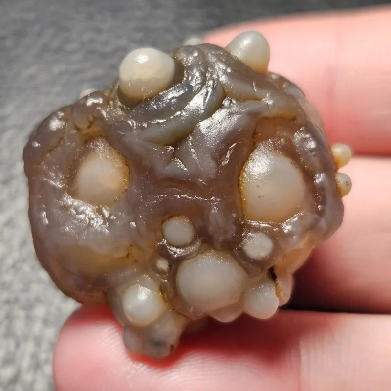 

Natural raw stone agate skull emerald ghostly jadeite witchcraft gemstone