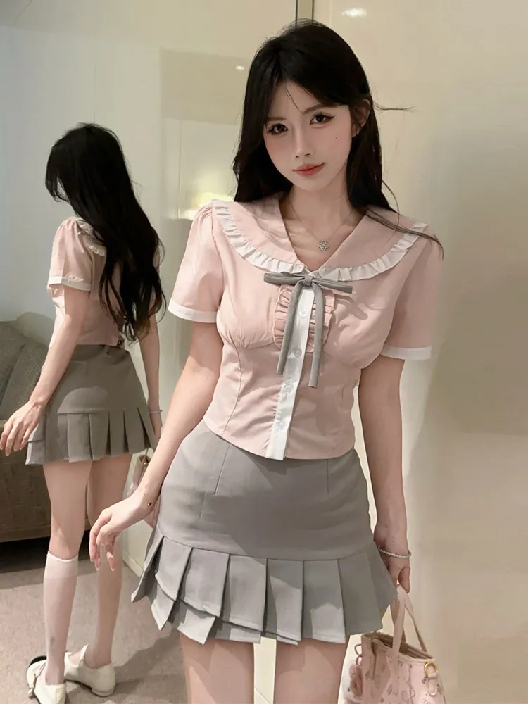 

Сладкий и сексуальный комплект для девушек: рубашка с контрастным воротником, короткими рукавами и облегающим силуэтом, плиссированная юбка с высокой талией, создающая стройный силуэт, в стиле JK.