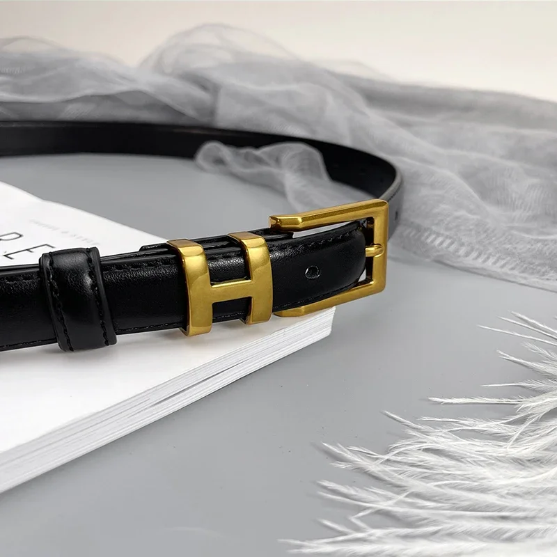 เข็มขัดหนังแท้ของผู้หญิง Golden Letter หัวเข็มขัดโลหะหรูหราแฟชั่นสบายๆ 2.3 ซม.เข็มขัดสําหรับกางเกงยีนส์ชุด
