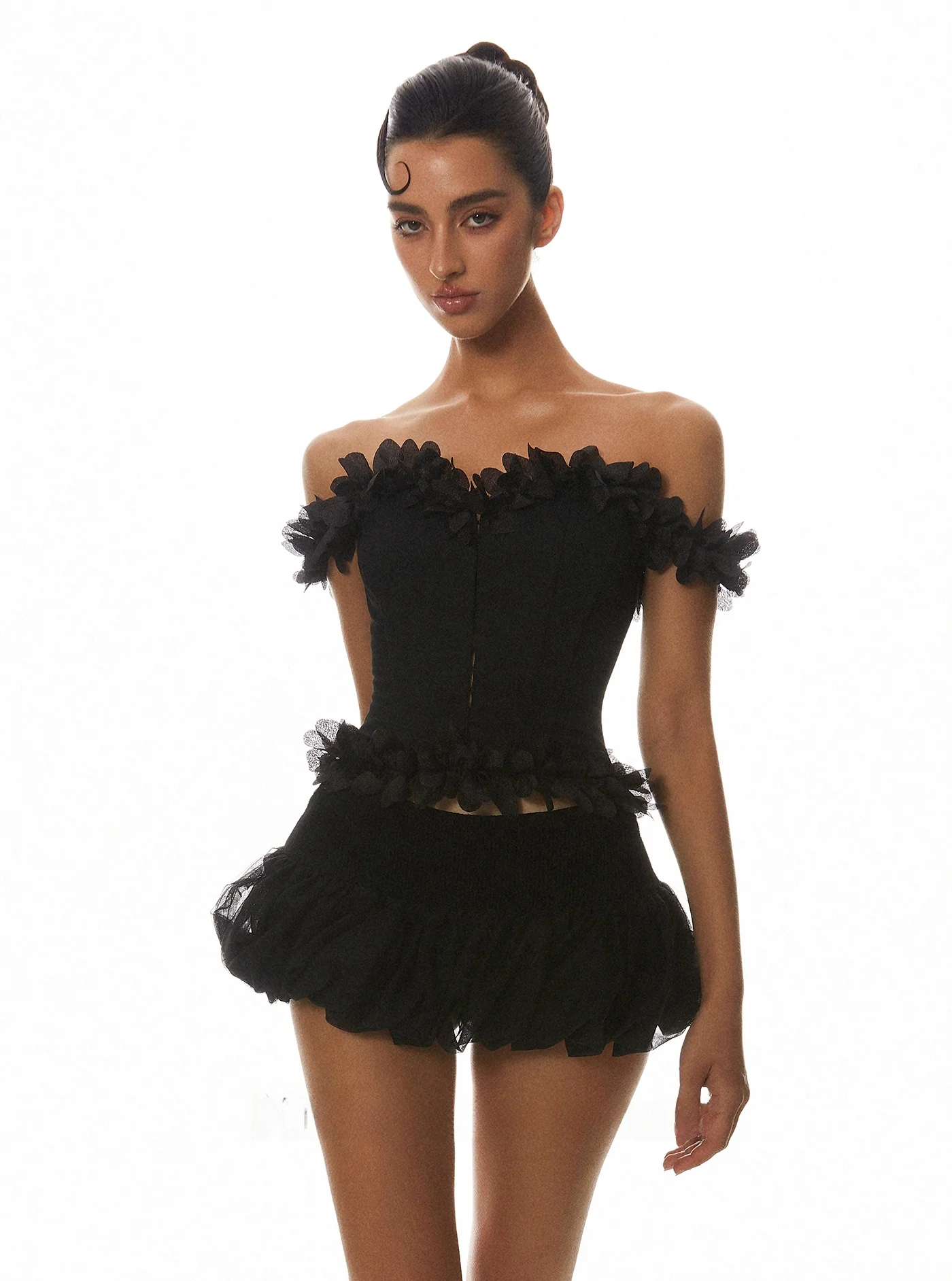 

Специальный комплект из двух предметов: топ Fibone без бретелек с кружевной отделкой и короткая юбка для молодых женщин