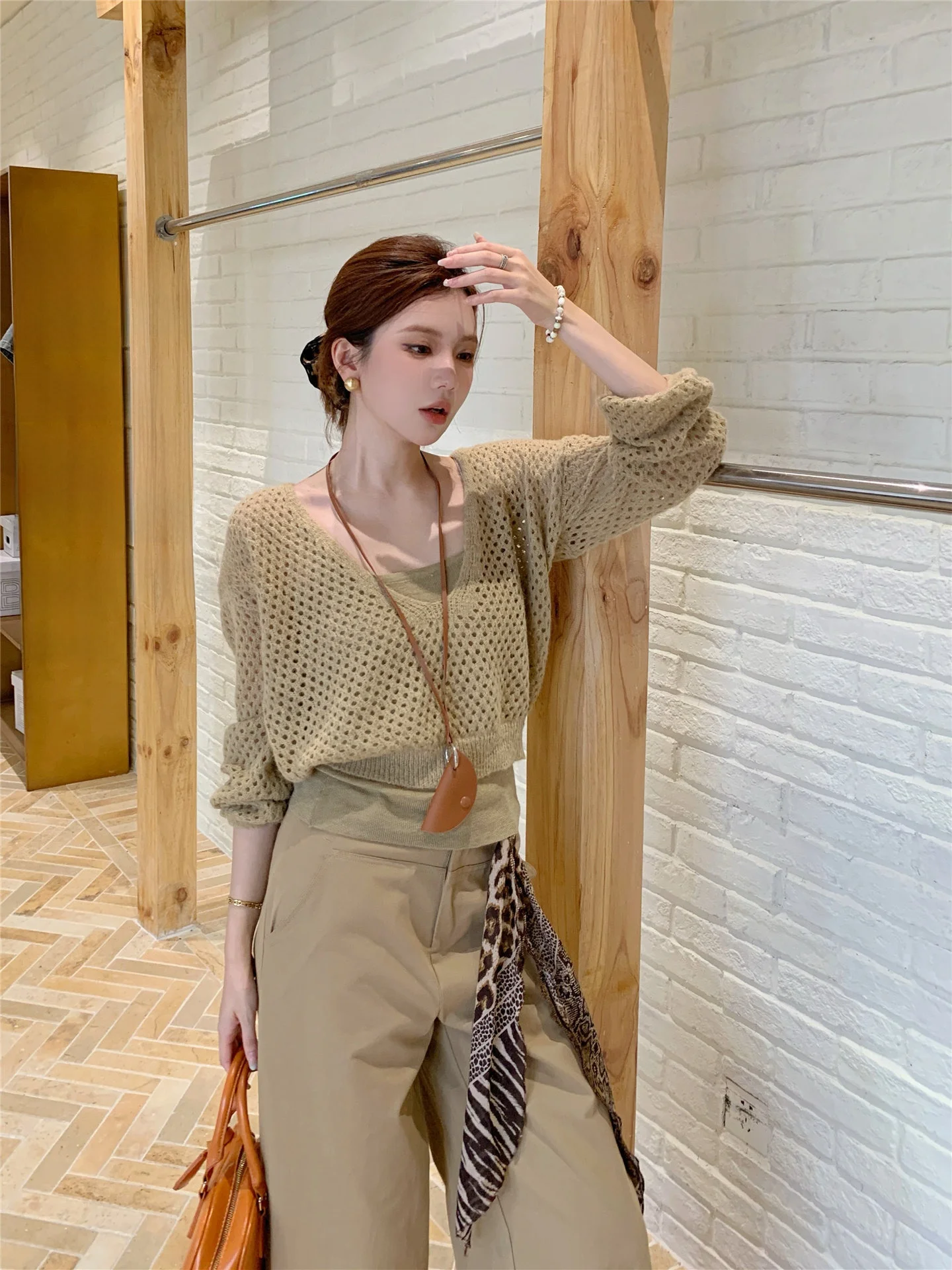 

Женский вязаный жилет с вырезами, повседневный, свободного кроя, из мягкого нейлона, с длинными рукавами, V-образным вырезом, дышащий, тонкий, комплект из двух предметов.