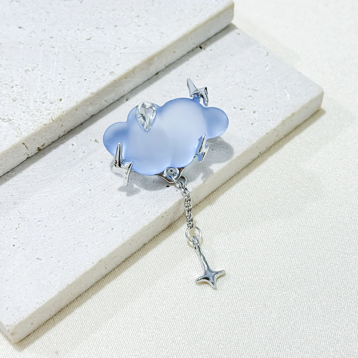 Creative New Cloud Brooch Cute Natural Weather Thunderstorm Pendant Pin Simple Women's Shirt Anti-Exposure Jewelry Accessories