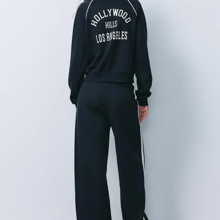 เสื้อสเวตเตอร์มีซับในพร้อมผ้ากำมะหยี่พิมพ์ลาย และกางเกงวิ่งตกแต่งแถบข้าง ชุดซิปยาว