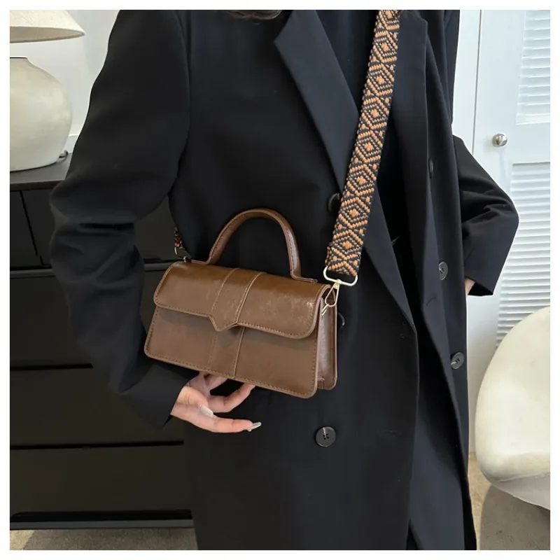 

High-end Niche Design Crossbody Bag Women's New Autumn Winter Crossbody Bag Retro Versatile Hand-held Small Square Shoulder Bag