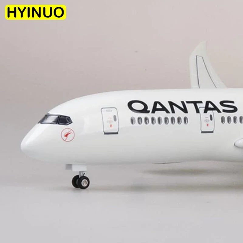 1/130 Scale 47cm Airplane B787 Dreamliner Aircraft QANTAS Airways Airlines Model W Light and Wheels Diecast Plastic Plane toy