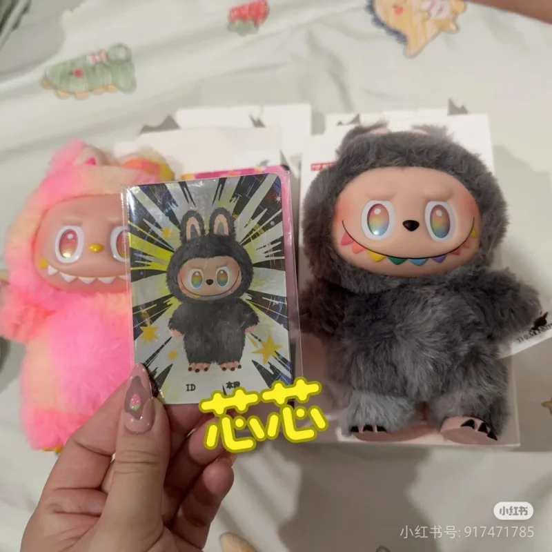 

В наличии 100% подлинная и оригинальная серия Labubu V1 V2 V3, подлинная слепая коробка с изображением монстров, макарон, виниловая кукла для сидения и вечеринки