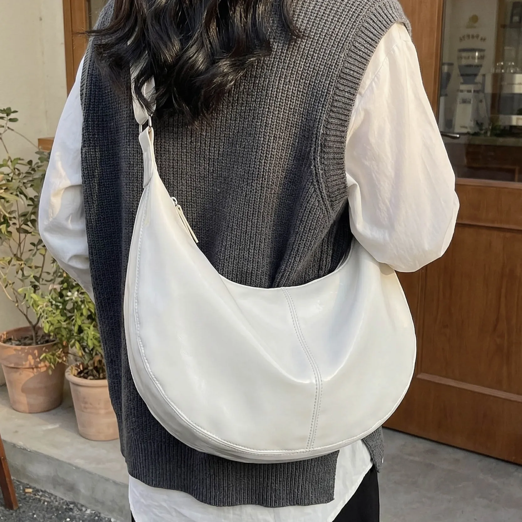 

Простая однотонная женская сумка-кроссбоди большой вместимости из мягкой кожи, классическая сумка-хобо на плечо для повседневного использования