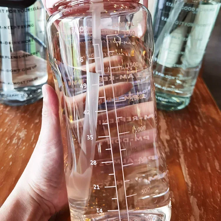 2L Wasserflasche, tragbarer Strohhalm-Wasserbecher aus Kunststoff für Outdoor-Sportarten, Fitness, Erwachsene, hochwertiger großer Fettbecher mit Zeitmarkierung – Detail 7