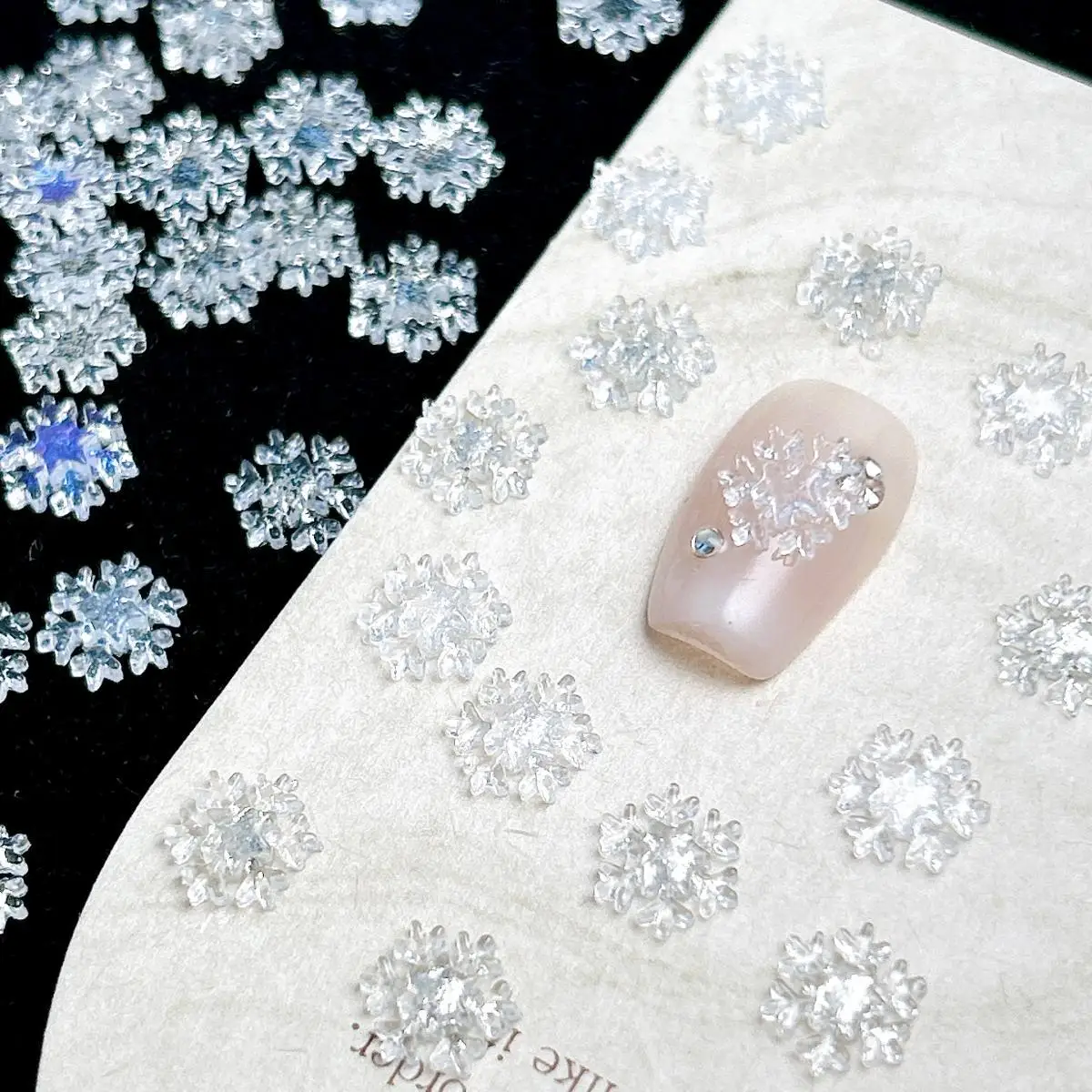 

50PCS 3D Transparent Creative Snowflake Gradient Colored Resin Nail Art Decorations Minimalist White Snowflake Nail Charms DIY