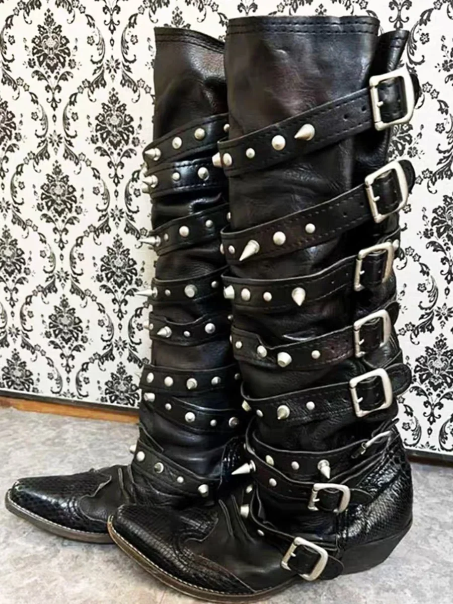 

Женские рыцарские сапоги в стиле панк с перевернутым носком и несколькими пряжками, зима 2026, модные сапоги до колена на массивном каблуке с острым носком и шипами