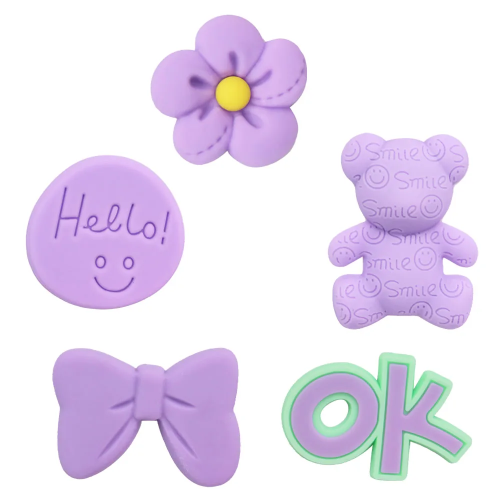 Dijes de zapatos de PVC con hebilla, oso púrpura Kawaii, sonrisa OK, sandalias con lazo de Hello Flower, decoración de zapatos, pulseras aptas, regalos de Navidad, mezcla de 50 piezas