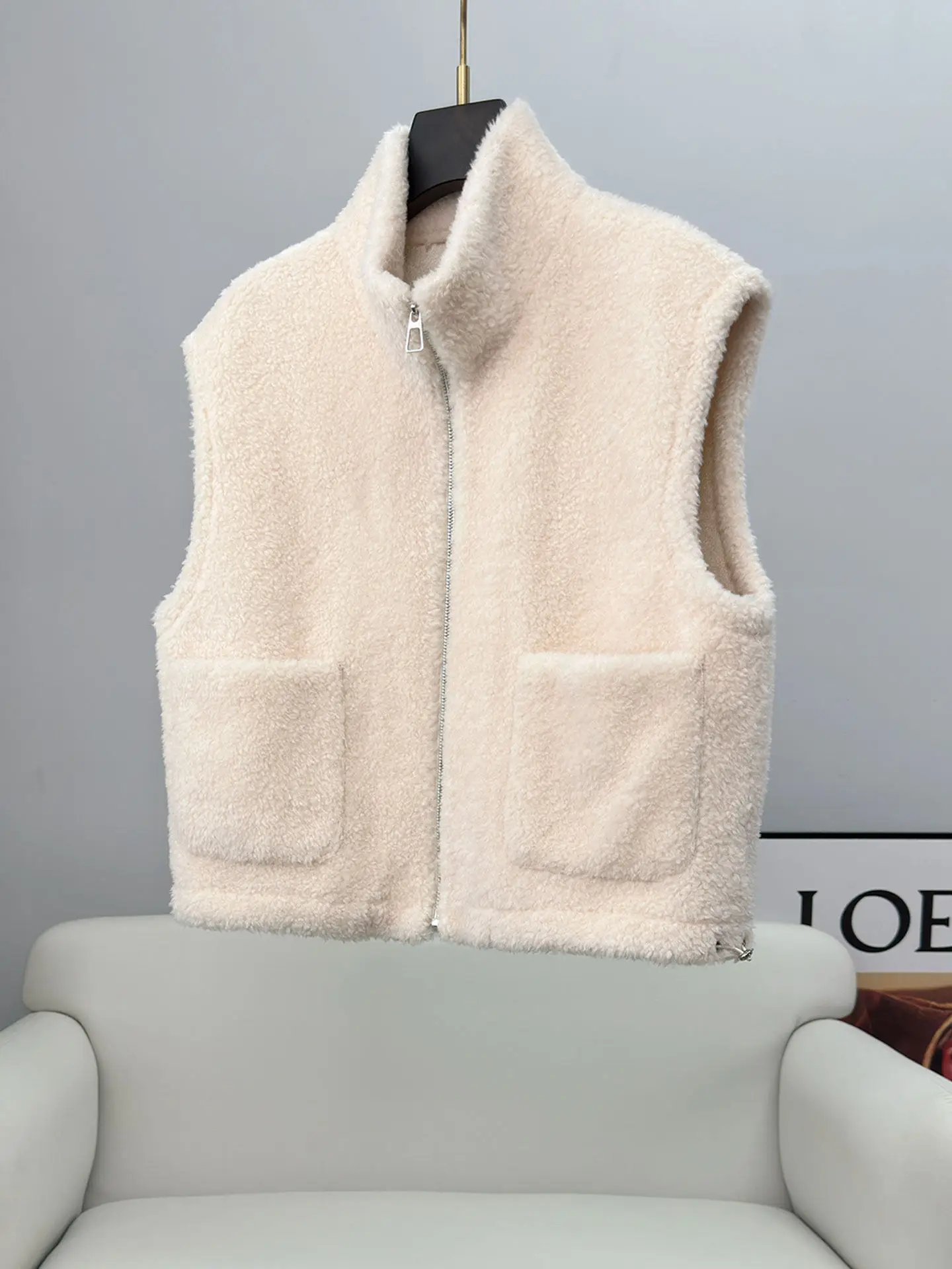 معطف نسائي قصير موديل 2025 مصنوع من جلد الخراف الحبيبي قطعة واحدة من الصوف الخالص