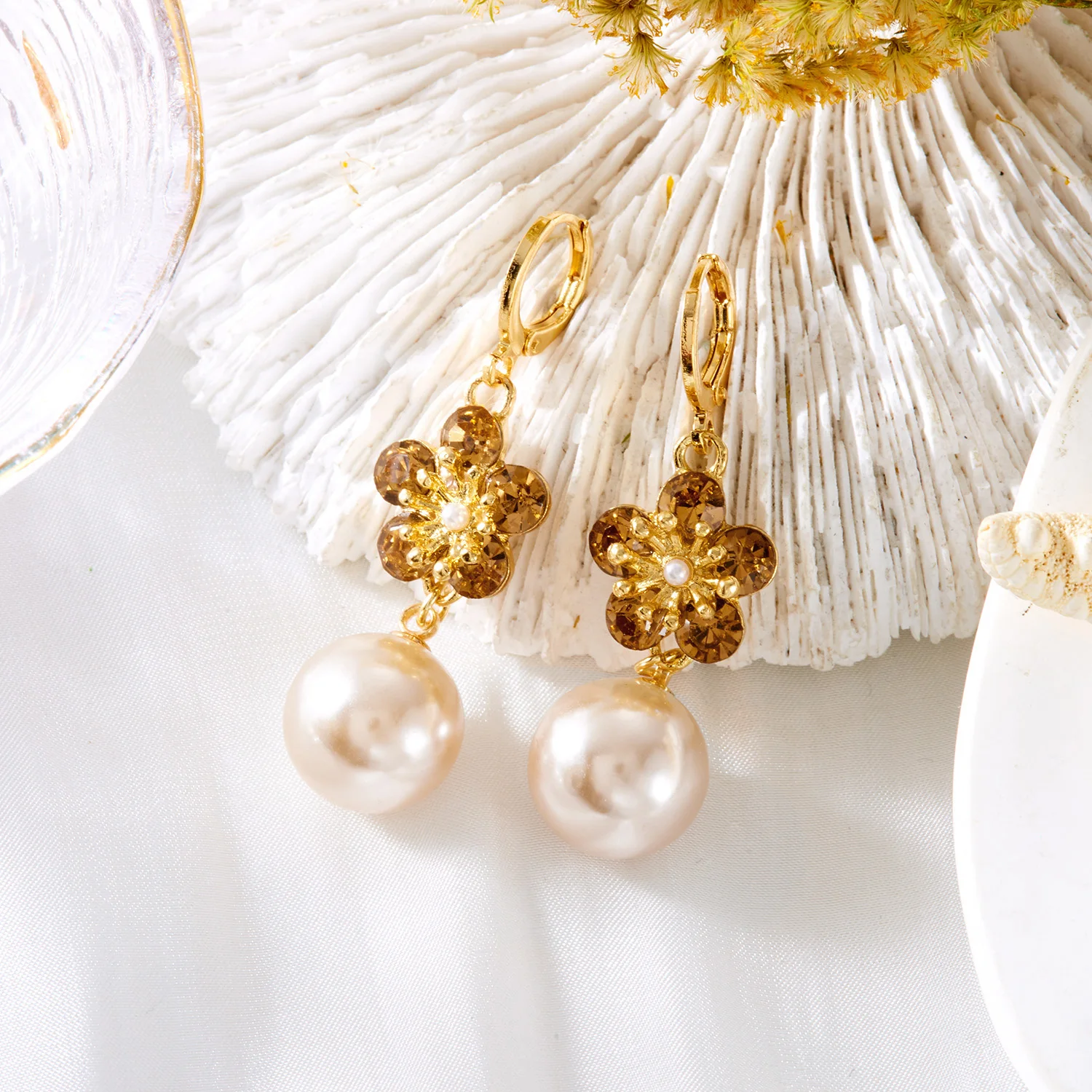 Luxuriöse Blumen-Tropfen-Ohrringe für Frauen, exquisites Zirkon-Intarsien-Blatt, vielseitiger Schmuck für den täglichen Gebrauch, lila Imitationsperlen-Ohrringe – Detail 15