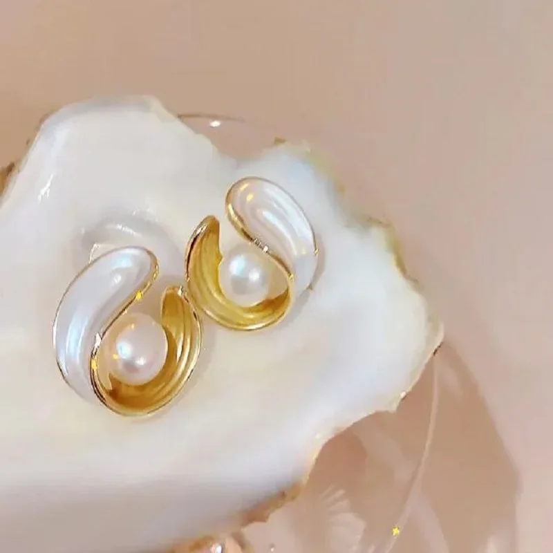 White Enamel Pearl Stud Earrings Vintage French Design Unusual Earrings for Women Minority Korean Fashion Ear Jewelry